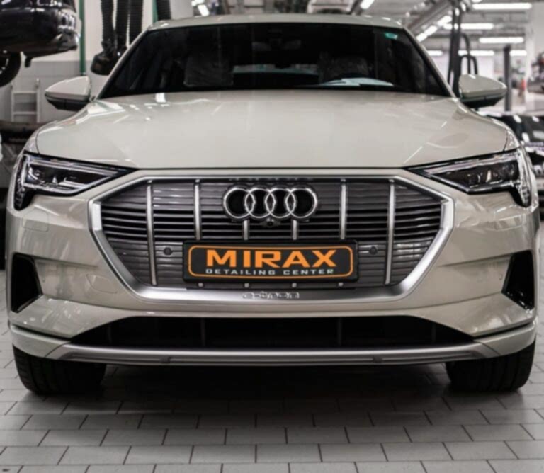 Audi E-TRON оклеена передняя часть автомобиля в прозрачную полиуретановую пленку SunTek