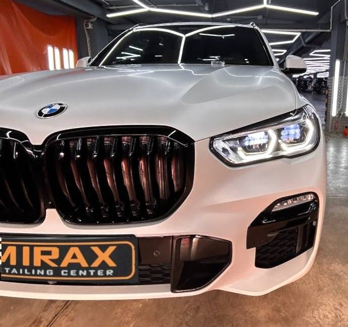 Оклейка кузова BMW X5 матовой антигравийной полиуретановой пленкой Scincars 200 micron