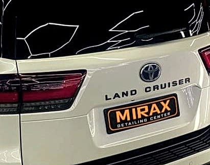 Оклейка верхней части автомобиля Toyota (Тойота) Land Cruiser 300 черной цветной антигравийной глянцевой полиуретановой пленкой WEMATEC Royal Black Gloss WL-PPF-G 90021 1.52 x 18 м и тонирование задней полусферы металлизированной пленкой Spectroll 5% 